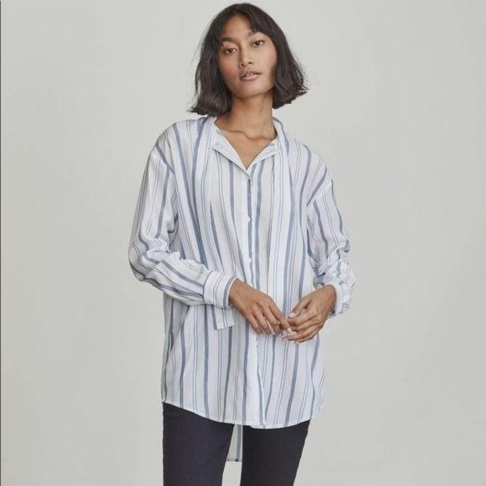 Elizabeth and James blue and white stripped long sleeve button up womens medium